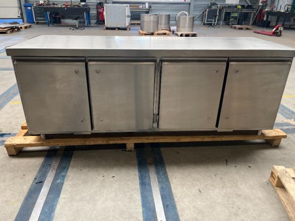 Maatwerk RVS werktafel met kast voor testlaboratorium