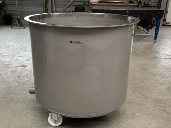 RVS mengkuipen 800 liter voor mengen kunststofcomponenten